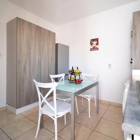 Casa Sol - Spacious 3br Steps From The شقة ليماسول