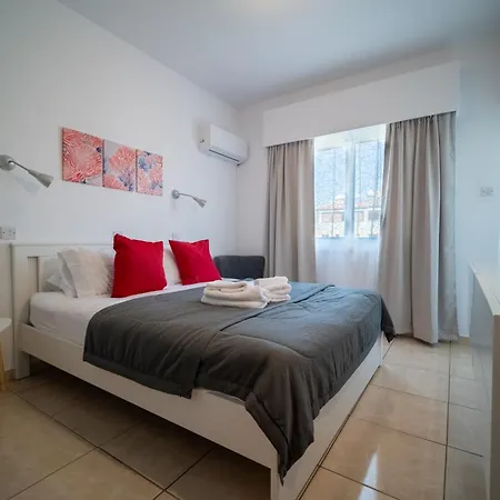 Casa Sol - Spacious 3br Steps From The 利马索尔