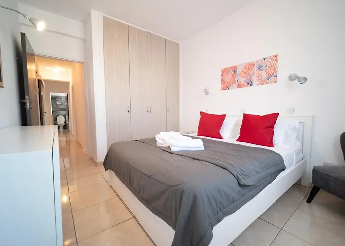 Casa Sol - Spacious 3br Steps From The アパート リマソール