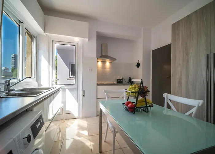 Casa Sol - Spacious 3br Steps From The リマソール