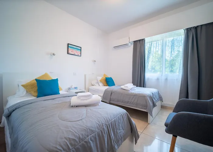 Casa Sol - Spacious 3br Steps From The アパート リマソール