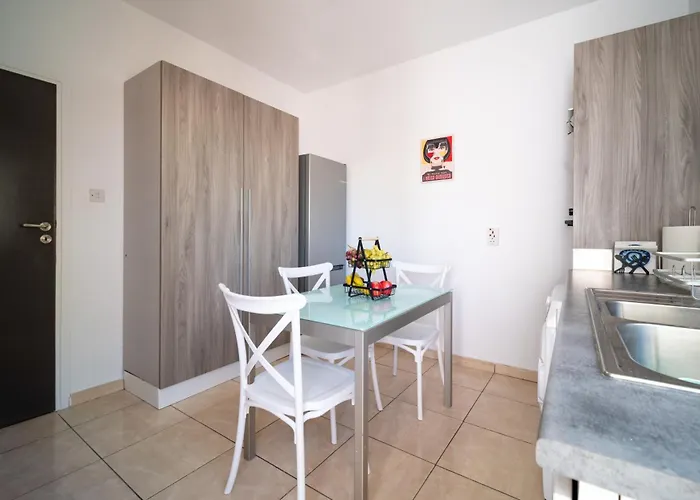 Casa Sol - Spacious 3br Steps From The アパート リマソール