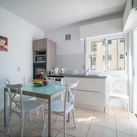 Casa Sol - Spacious 3br Steps From The Лимасол